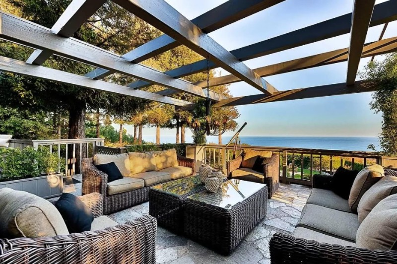 Luxury Waterfront Homes in Malibu